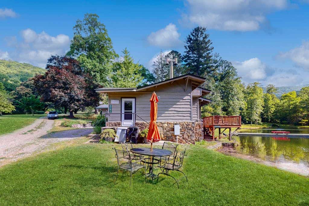 Bull Creek Ranch retreat - peaceful 3 acres on private lake with dock & volley