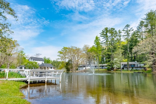 Lakeview pet friendly studio with pool, fire pit, canoes & paddle boats, & WiFi