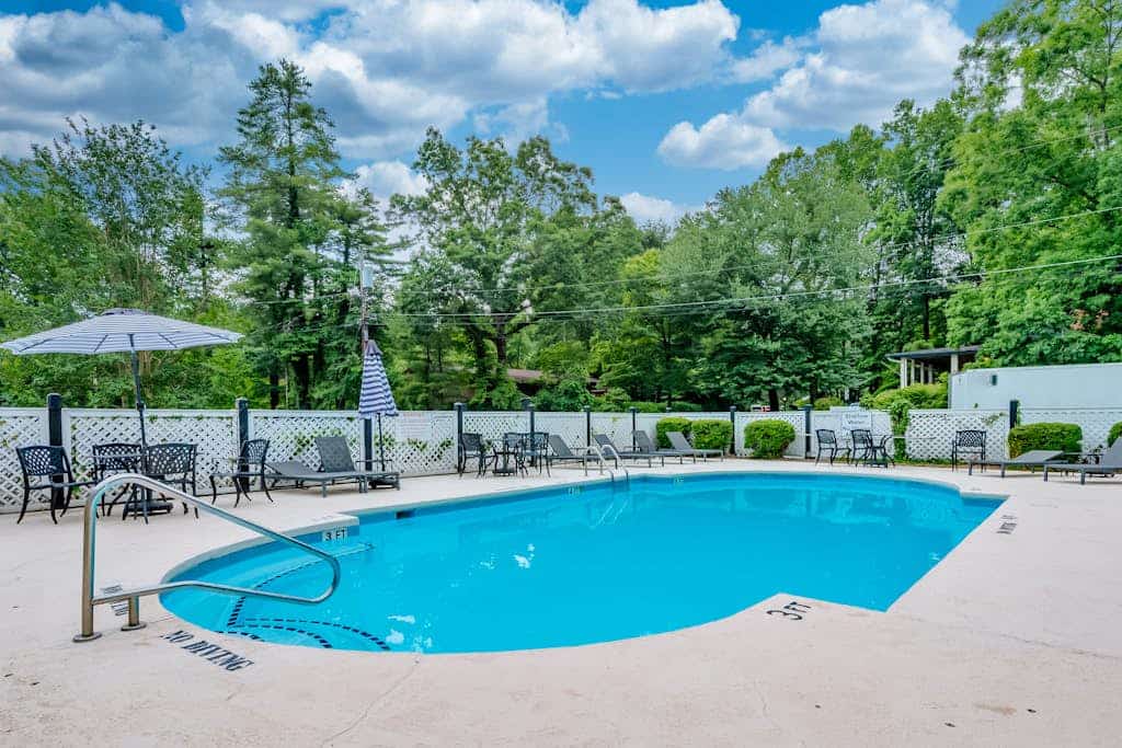 Lakeview pet friendly studio with pool, fire pit, canoes & paddle boats, & WiFi