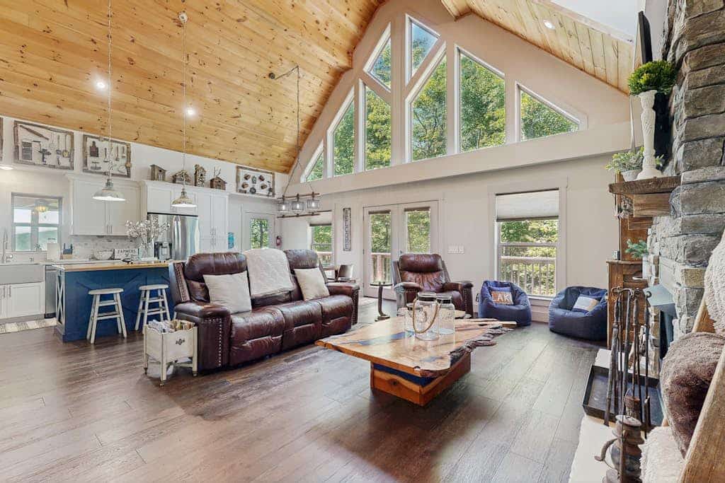 Rustic Lake Lure retreat with wifi, custom charm, lake fun & mountain views