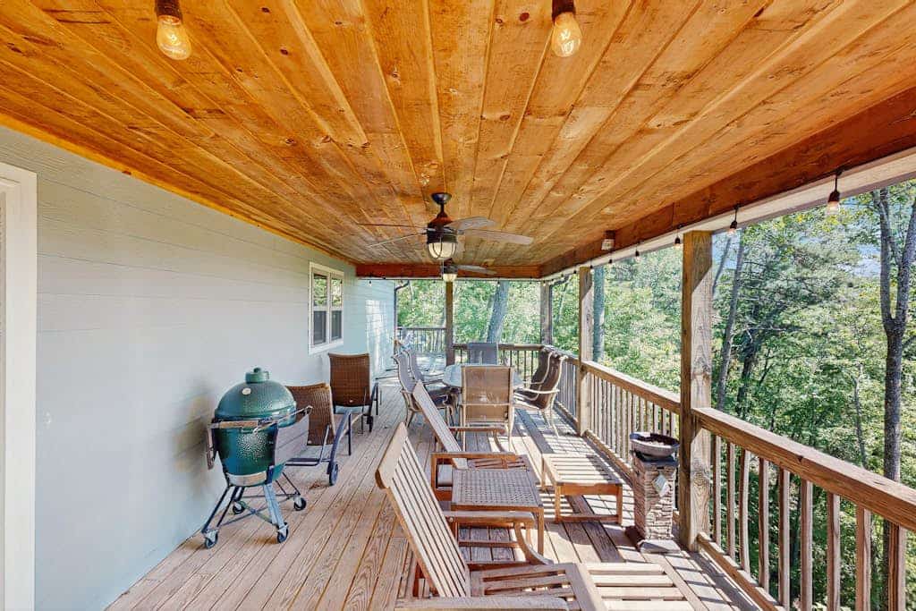 Rustic Lake Lure retreat with wifi, custom charm, lake fun & mountain views