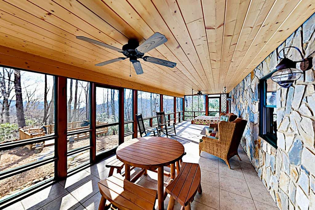 Luxurious log cabin w/stunning views, WiFi, hot tub + 15 mins to Black Mountain