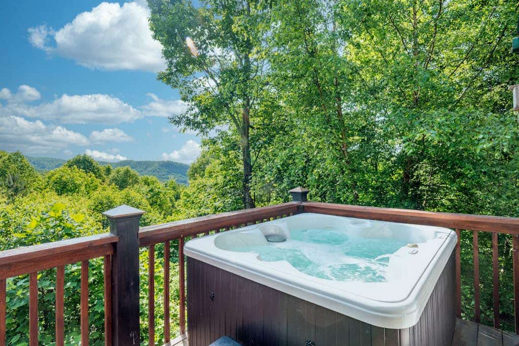 Luxurious log cabin w/stunning views, WiFi, hot tub + 15 mins to Black Mountain