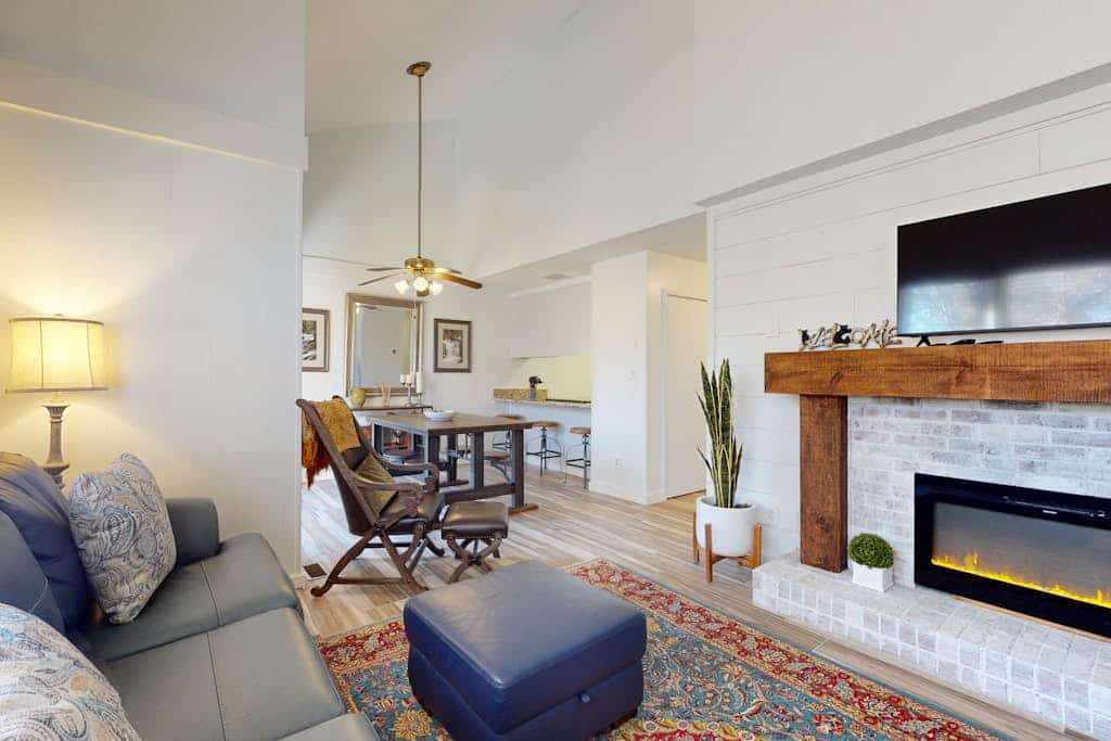 Two-story resort condo, pools, tennis, golf & lake access. Dog friendly