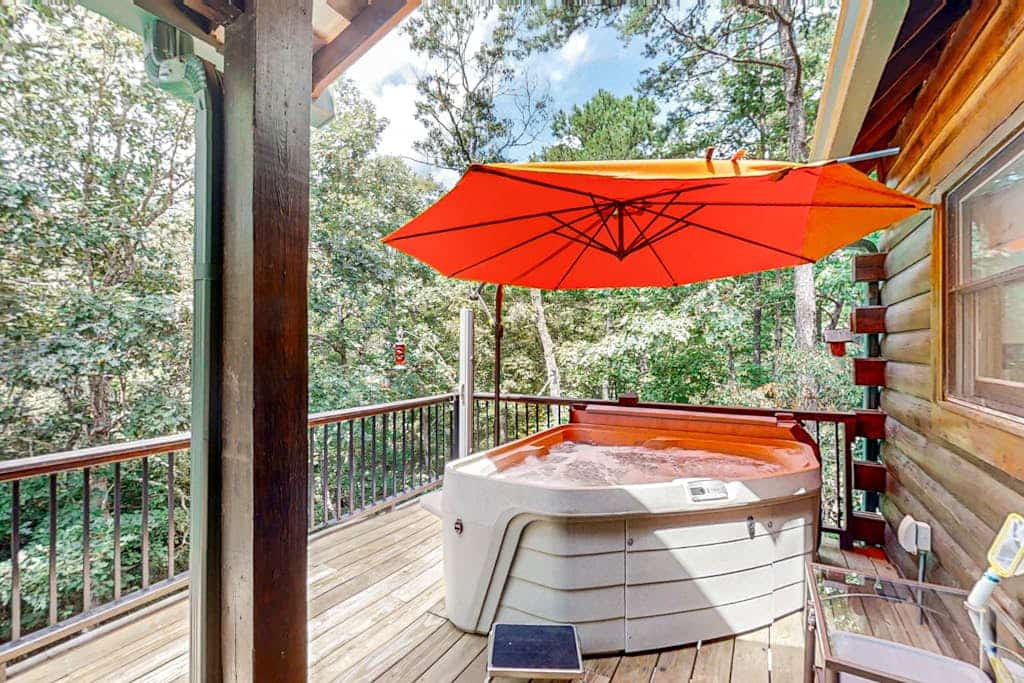 Mountain cabin with private hot tub, on-site creek, firepit & wildlife sightings
