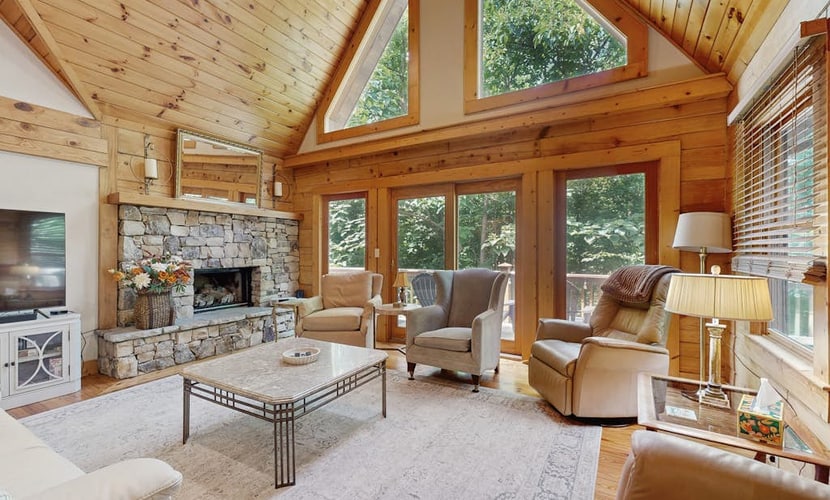 Woodsy cabin with hot tub, gas fireplace, firepit, balcony & gas grill