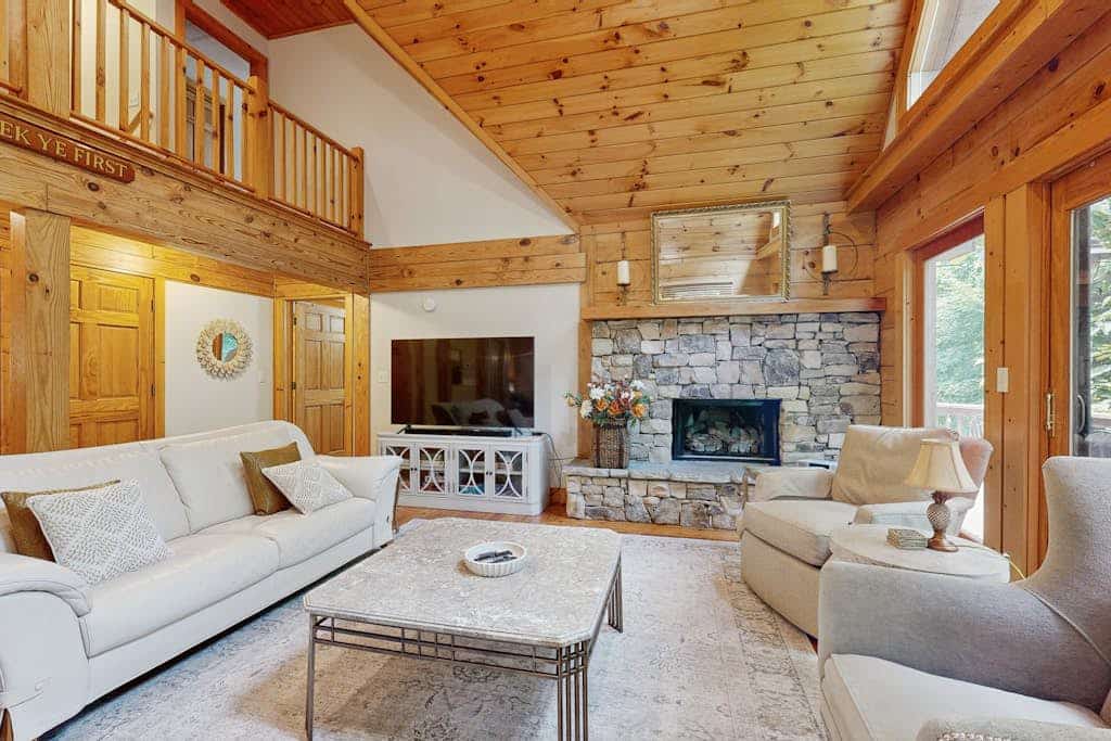 Woodsy cabin with hot tub, gas fireplace, firepit, balcony & gas grill