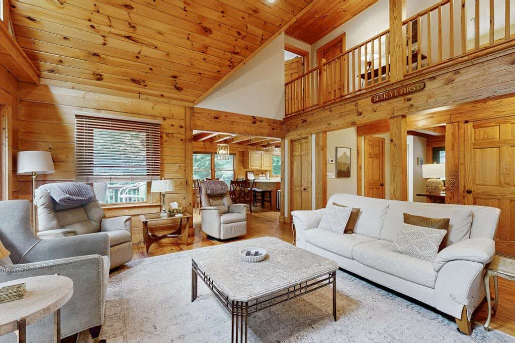 Woodsy cabin with hot tub, gas fireplace, firepit, balcony & gas grill