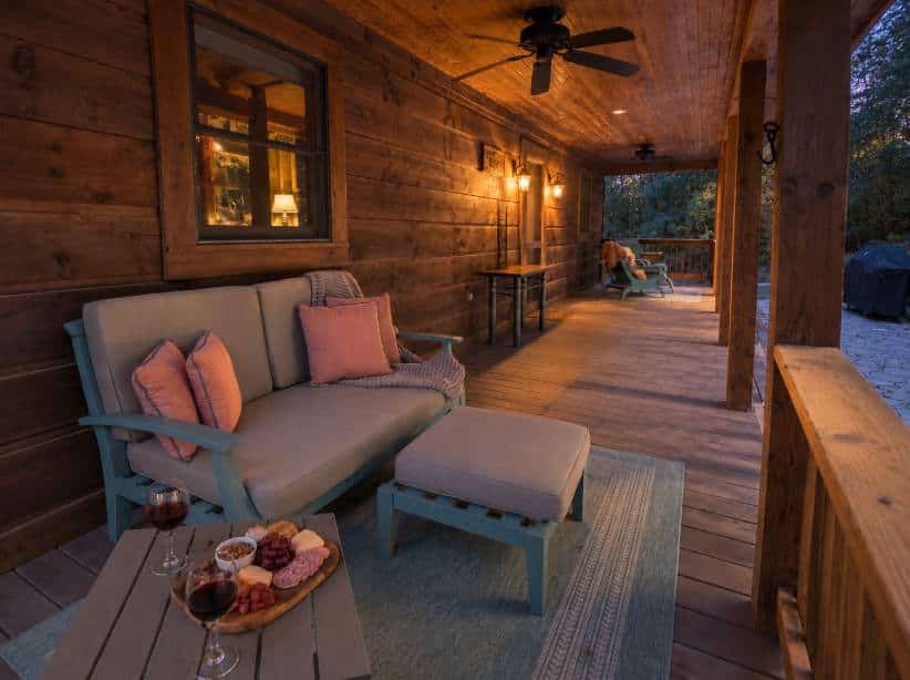 Woodsy cabin with hot tub, gas fireplace, firepit, balcony & gas grill