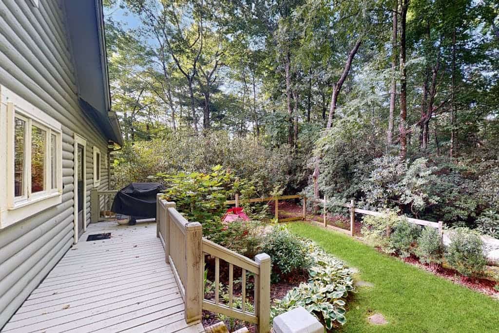 Dog-friendly cabin with mountain views, wood-burning fireplace, and WiFi