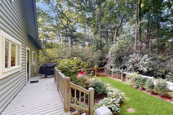 Dog-friendly cabin with mountain views, wood-burning fireplace, and WiFi