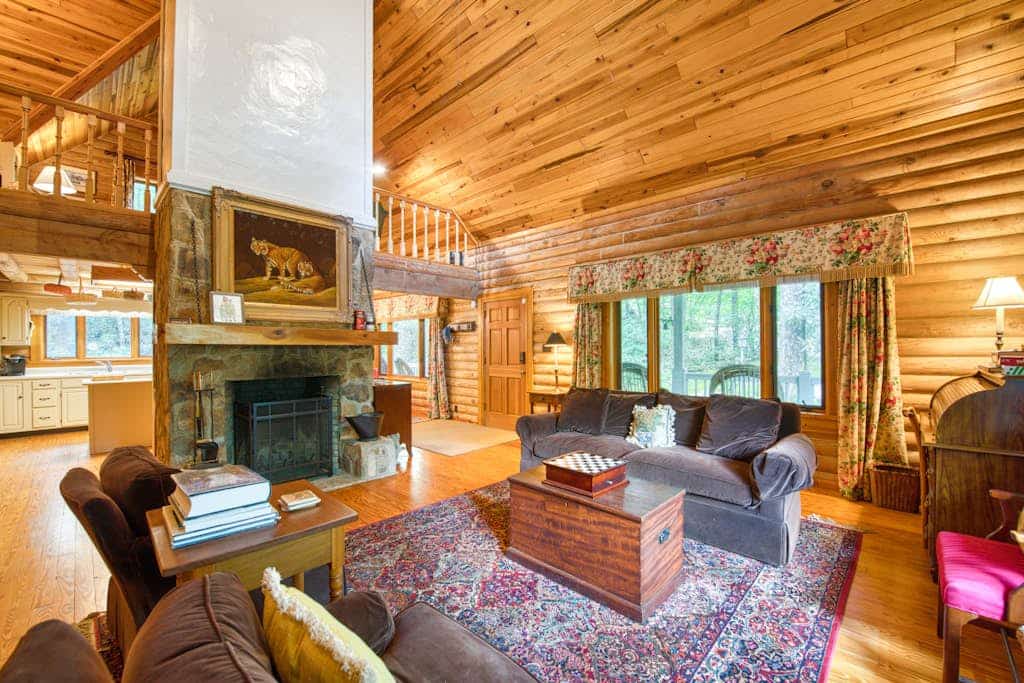 Dog-friendly cabin with mountain views, wood-burning fireplace, and WiFi