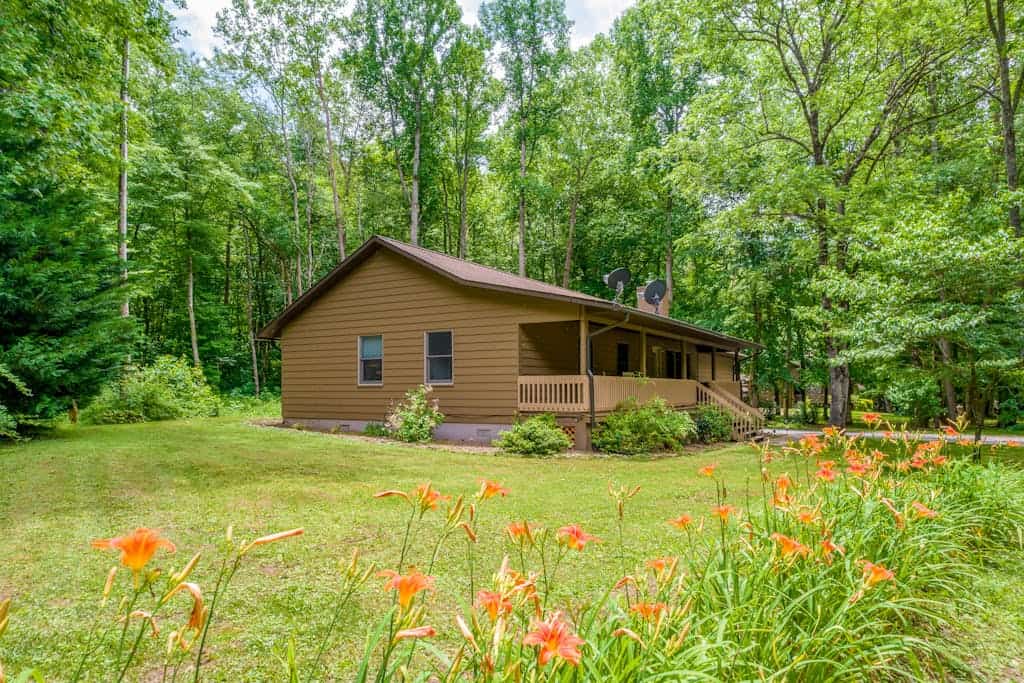 Ideal Wooded Gem W/ Large Deck, Gas Grill, Free WiFi, Firepit & Creek