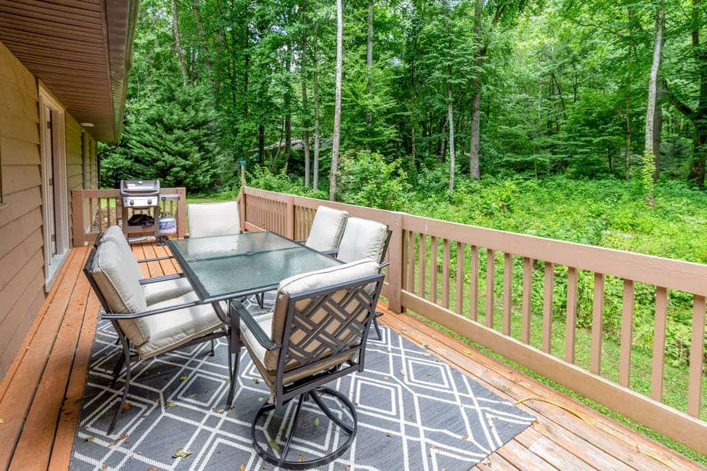 Ideal Wooded Gem W/ Large Deck, Gas Grill, Free WiFi, Firepit & Creek