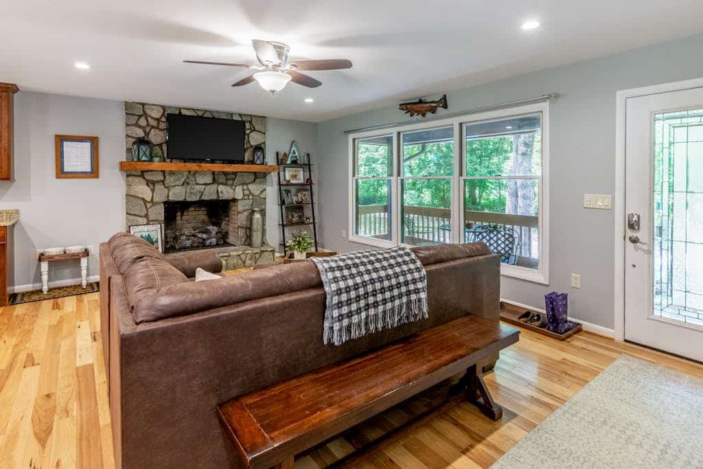 Ideal Wooded Gem W/ Large Deck, Gas Grill, Free WiFi, Firepit & Creek