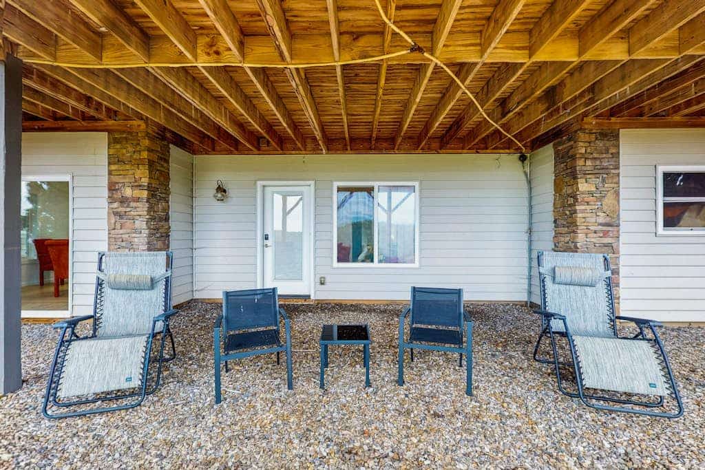 Quiet mountainside apartment with great views, central air and private W/D
