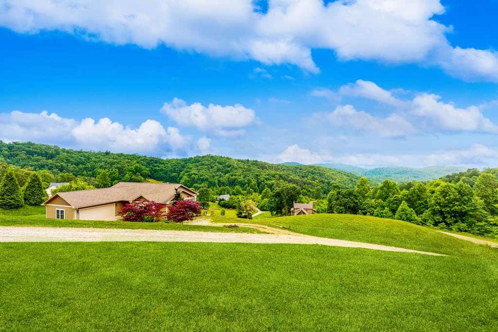 Quiet mountainside apartment with great views, central air and private W/D