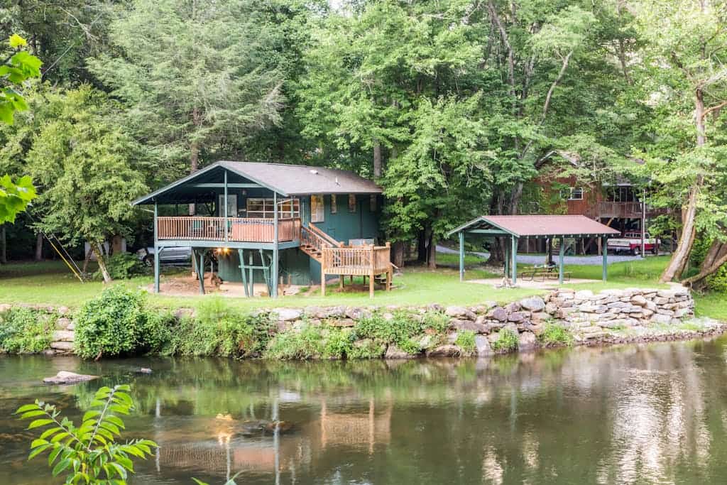 Cottage on the Tuckasegee River with firepit, picnic area, hot tub, & AC