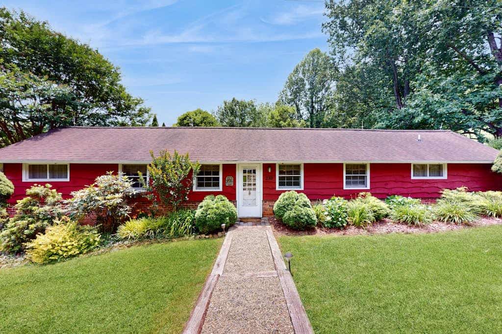 Room to Roam | Delightful Country Farmhouse |Fireplace, Firepit & Fishing Pond