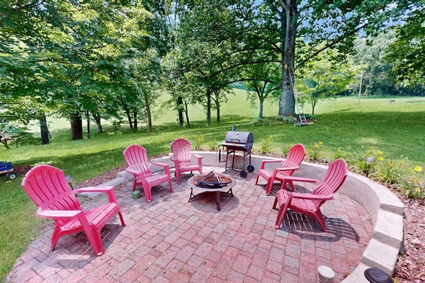 Room to Roam | Delightful Country Farmhouse |Fireplace, Firepit & Fishing Pond