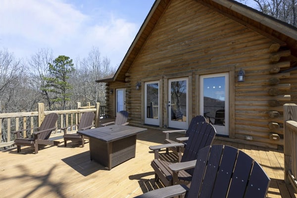 Mountain view home with large deck, private hot tub and fire-pit