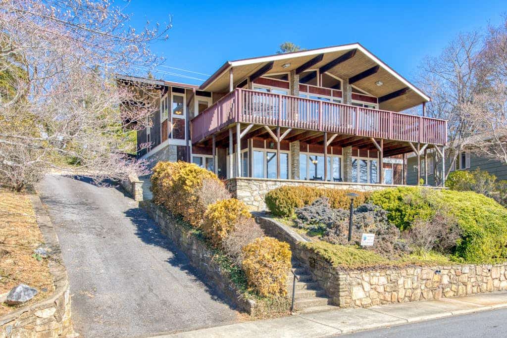 Wonderful Lakefront Gem W/ Water Views, Free WiFi, Furnished Deck & More