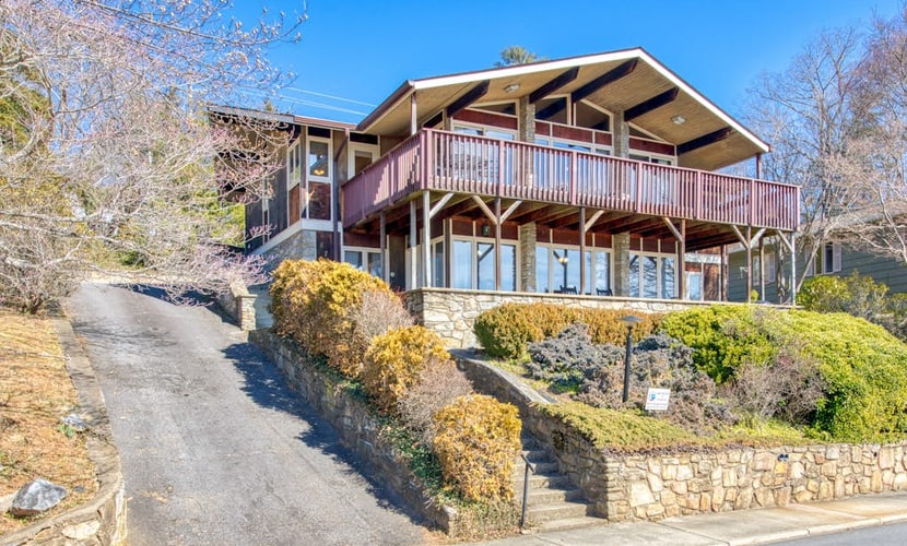 Wonderful Lakefront Gem W/ Water Views, Free WiFi, Furnished Deck & More