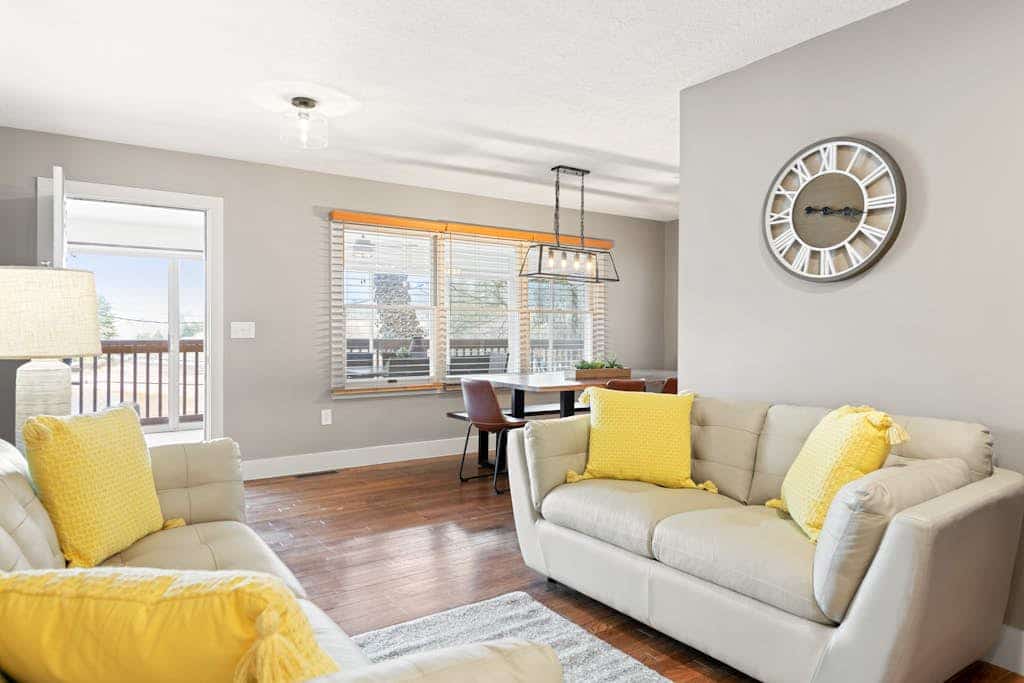 Fabulous lake view abode with five bedrooms and balcony - pool & tennis access