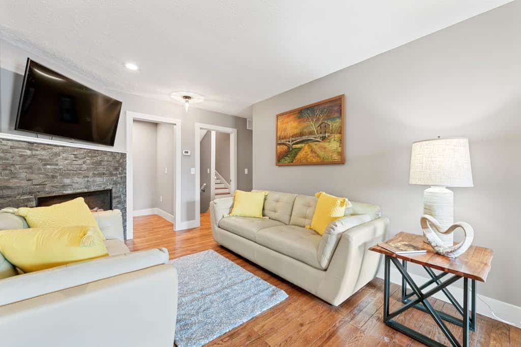 Fabulous lake view abode with five bedrooms and balcony - pool & tennis access