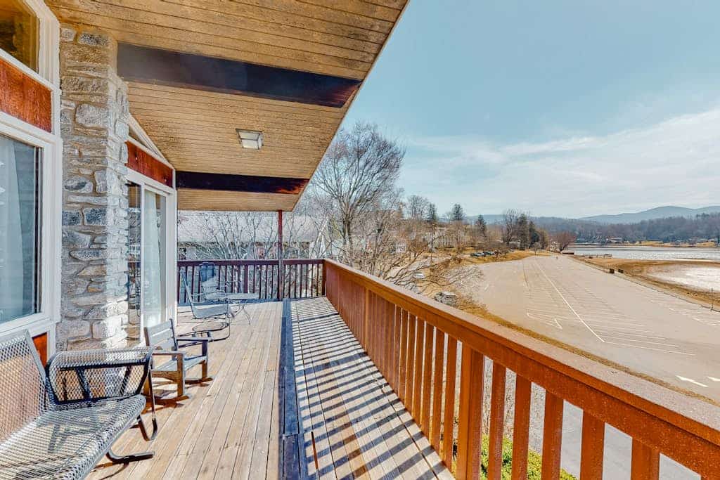Sunlit Top-Floor Getaway with a Lake View, Full Kitchen, & Furnished Balcony