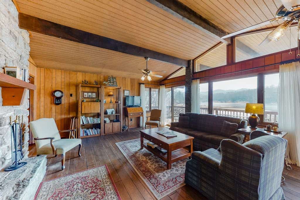 Sunlit Top-Floor Getaway with a Lake View, Full Kitchen, & Furnished Balcony
