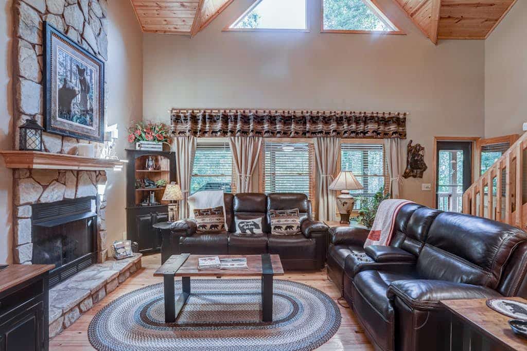 Stunning Mountain Retreat w/ Fireplace, Hot Tub, Enclosed Game Room & Ping-Pong