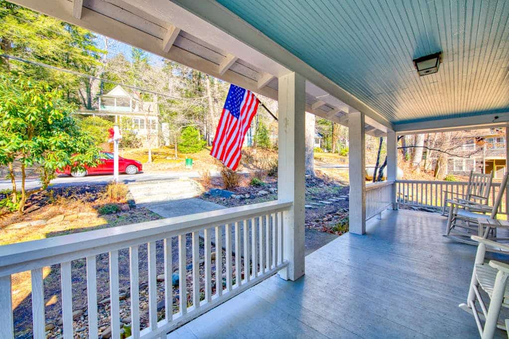 Home in the heart of Montreat with arcade, firepit & washer/dryer - dog-friendly