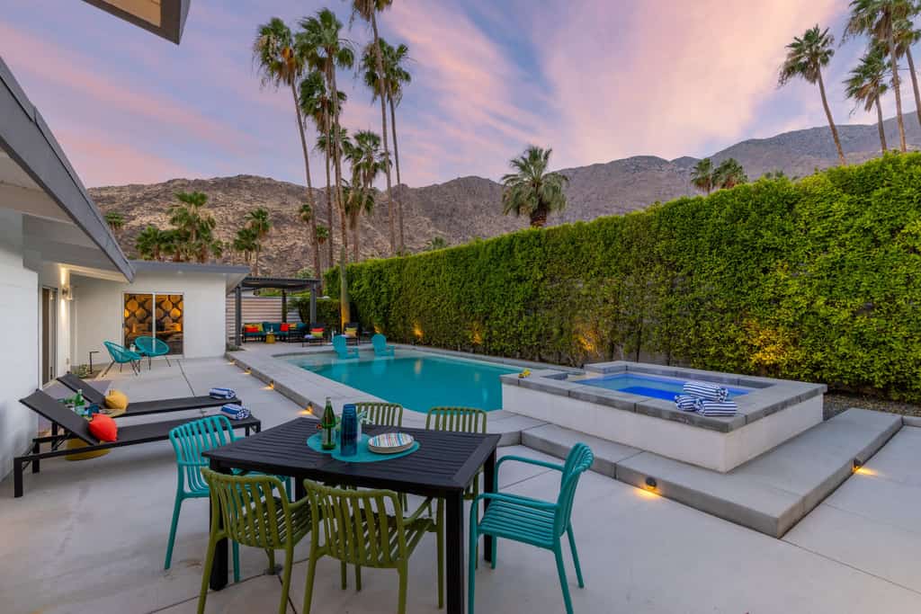 The Topaz Gem: A Mid-Century Modern Palm Springs Retreat with Private Pool & Spa
