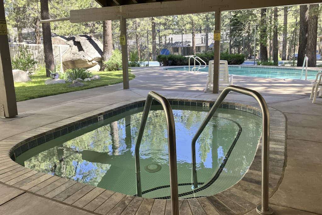 Cozy Corner Condo with Shared Pool and Hot Tub, Close to the Lakes & Ski Resort