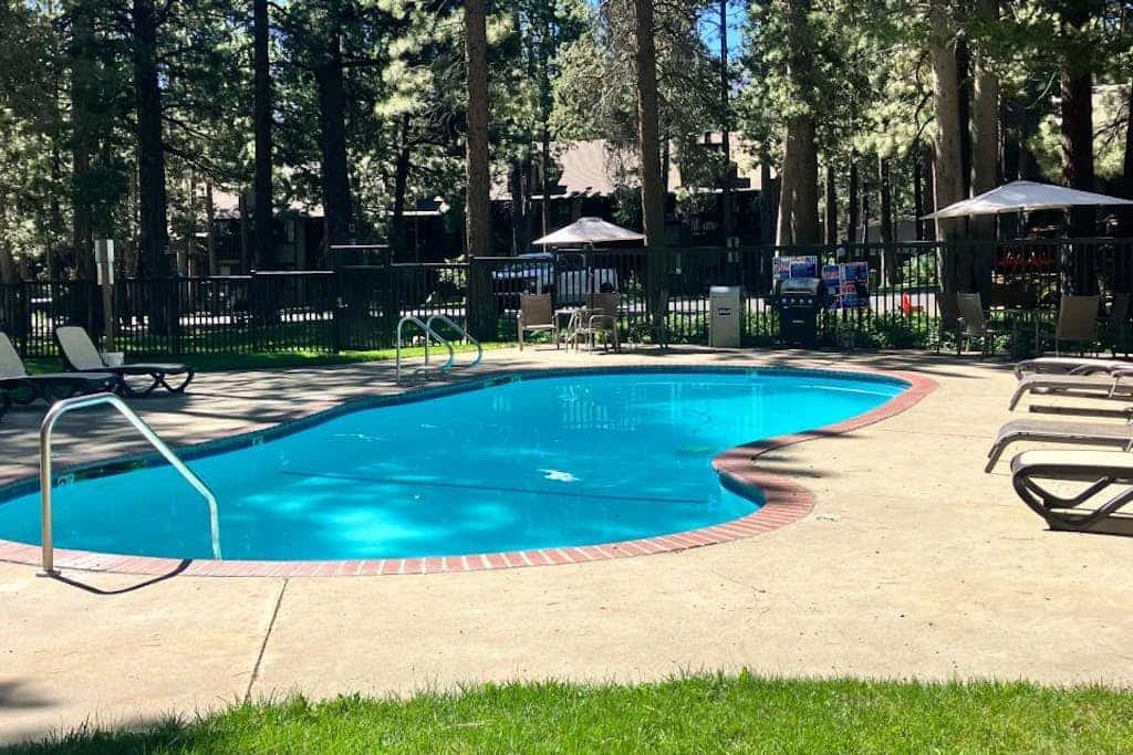🏔 Cozy Mountain Condo in Mammoth Lakes | Sleeps 6 | Shared Hot Tub 🌲