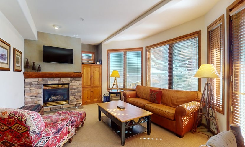 Ski-In/Ski-Out Condo with Mountain Views, Washer/Dryer and Shared Hot Tub
