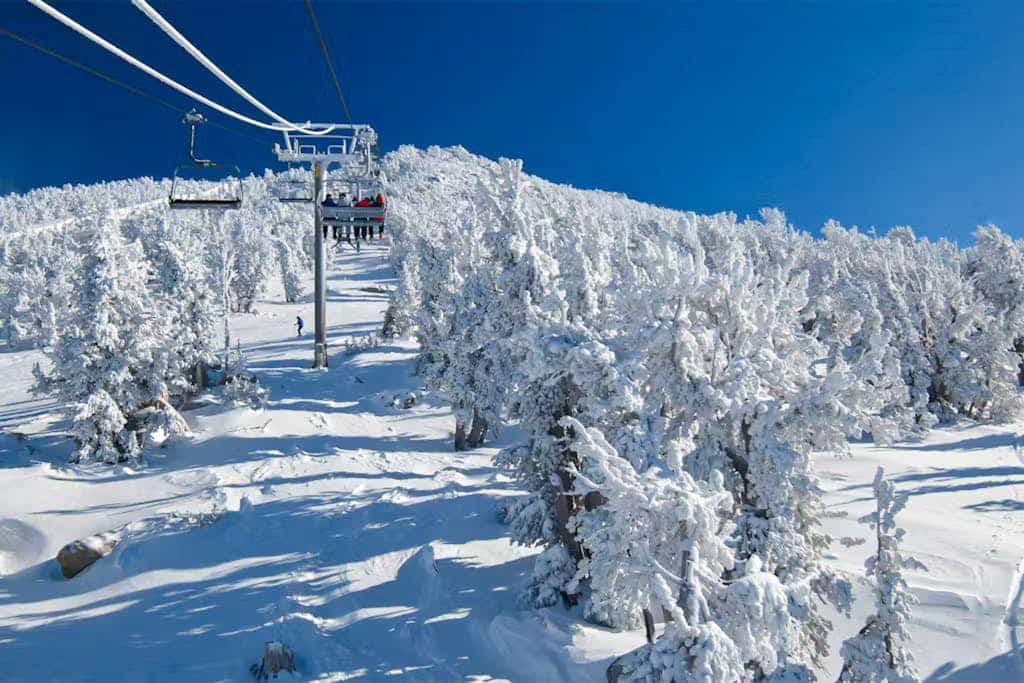 Ski-In/Ski-Out Condo with Mountain Views, Washer/Dryer and Shared Hot Tub