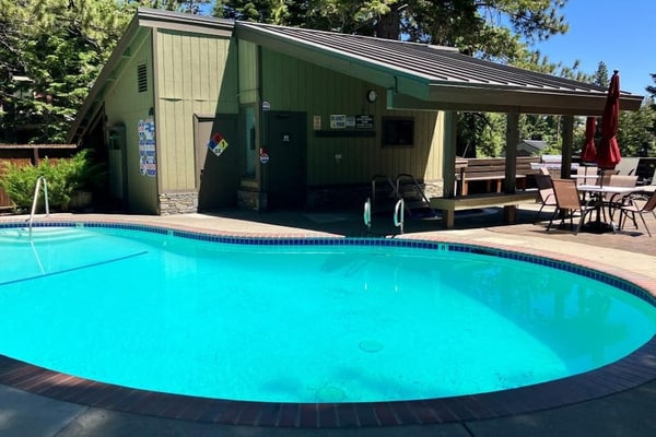 Cozy Studio with a Loft, Shared Swimming Pool, Hot Tub, and Sauna