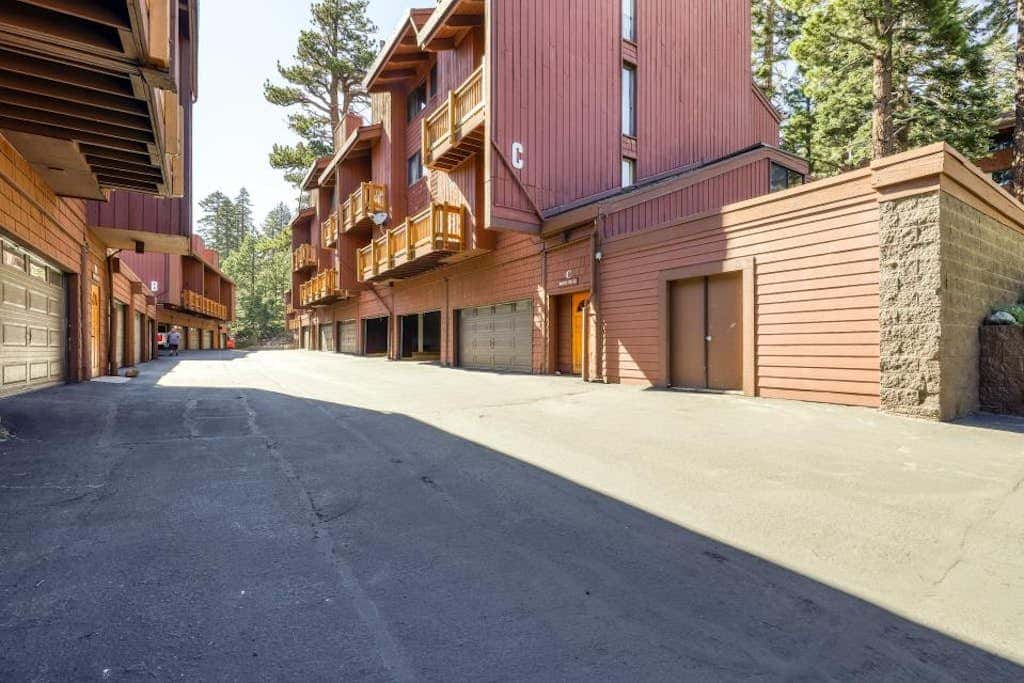 Mammoth Ski & Racquet 131 N