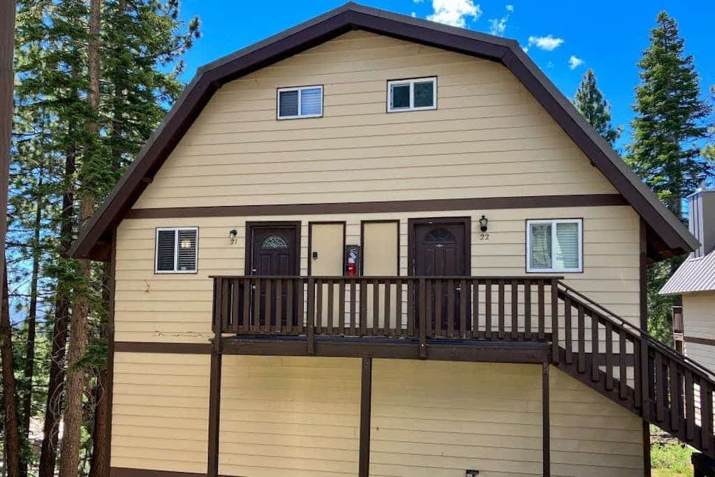 Cozy condo with fireplace - near lake, skiing & hiking
