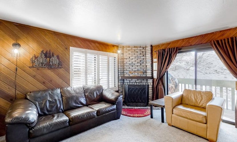 Charming mountain condo w/ mountain views, shared pool & hot tub