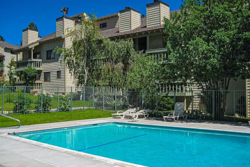 Charming mountain condo w/ mountain views, shared pool & hot tub