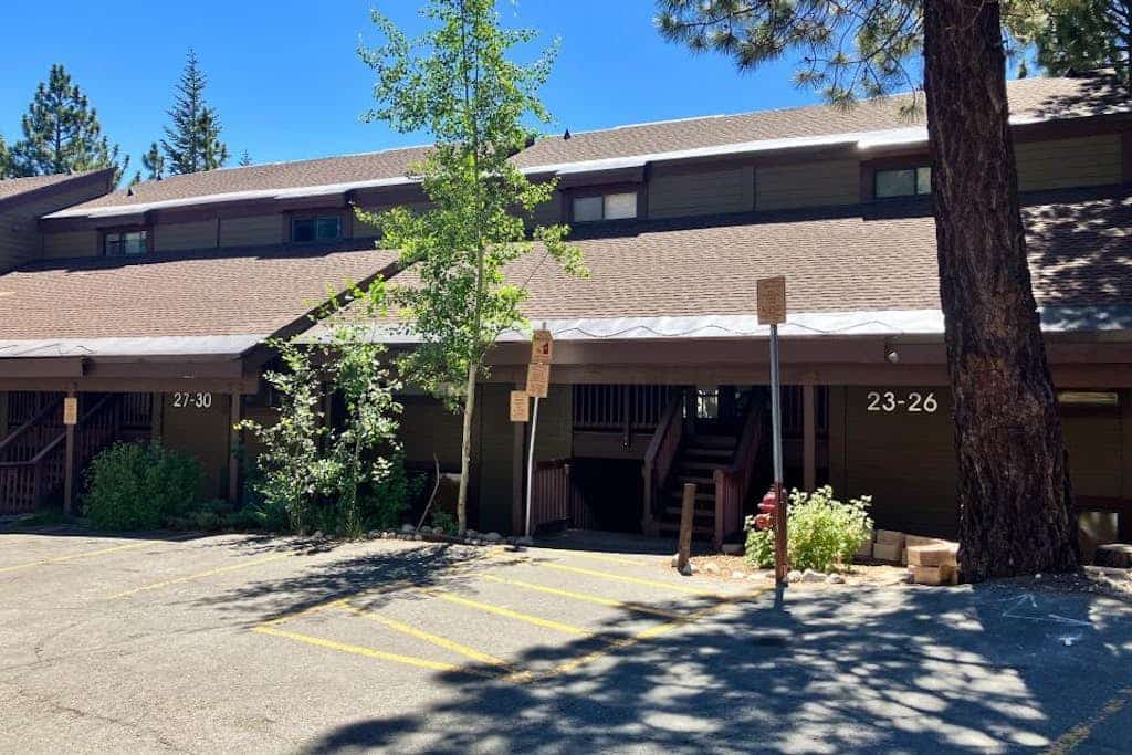 Two-story condo near Mammoth Mountain with balcony & gas fireplace