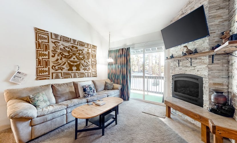 Perfect mountain getaway near the slopes with private balcony & hot tub access