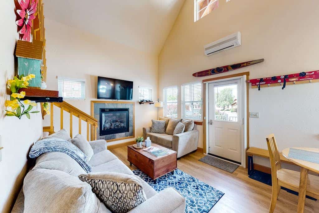 Cute, dog-friendly cabin with a large patio & fireplace - walk to river beach