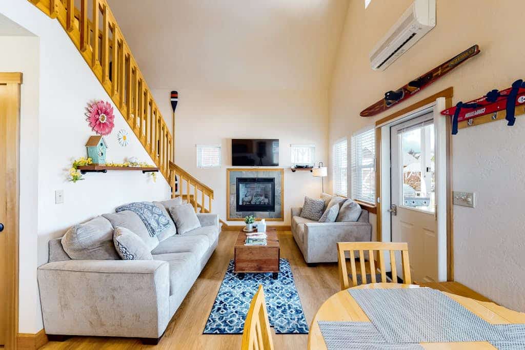 Cute, dog-friendly cabin with a large patio & fireplace - walk to river beach