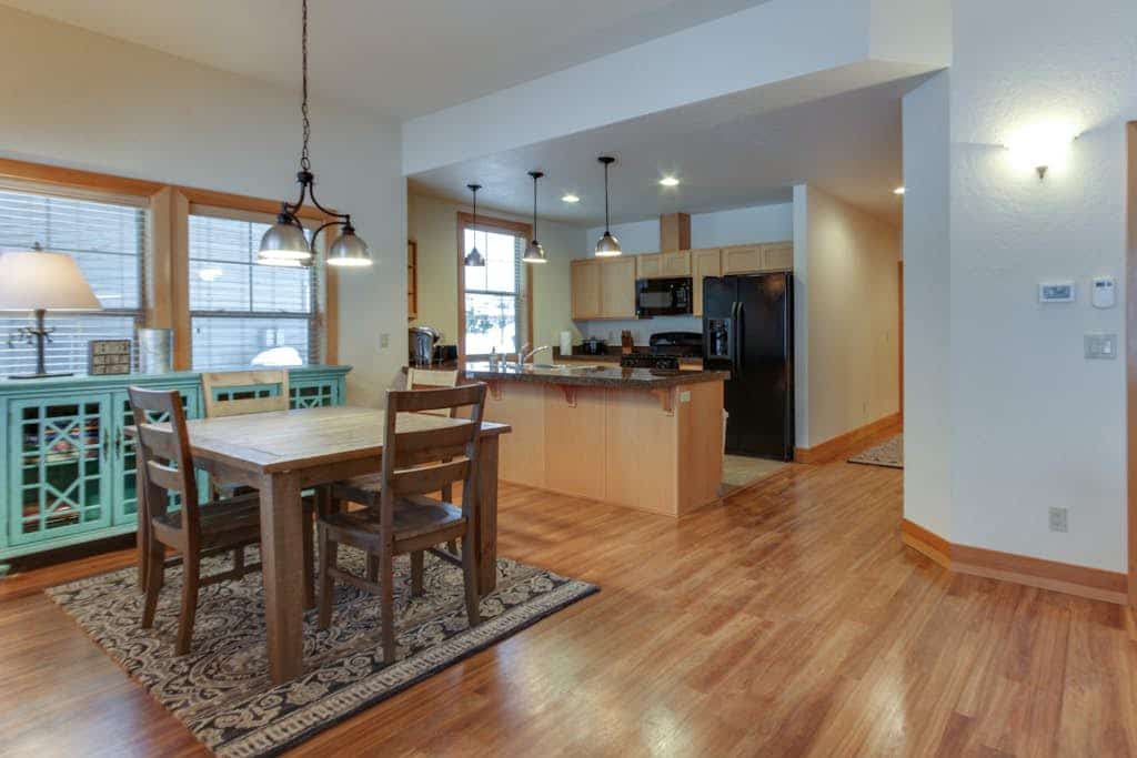 Charming condo with lake access & great location close to skiing & Silverwood