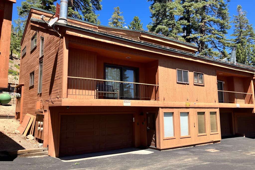 Spacious condo near skiing with fireplace, washer/dryer, deck & full kitchen