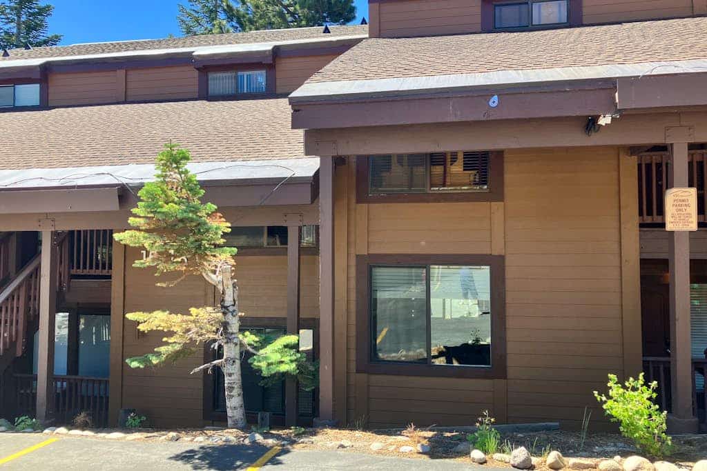 Sophisticated, dog-friendly condo in nature with fireplace - walk to village